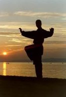 Taiji Kick im Sonnnenuntergang Taiji Kick im Sonnnenuntergang