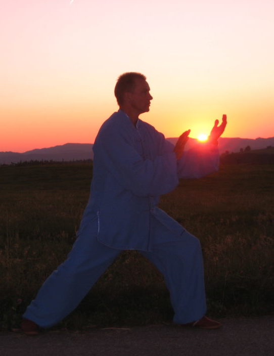 Den Sonnenball in Tai Chi Händen Morgengymnastik mit Tai Chi