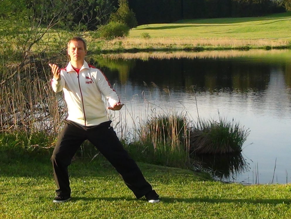 Dietrich Rowek zeigt Tai Chi im Allgäu Dietrich Rowek übt Tai Chi im Allgäu