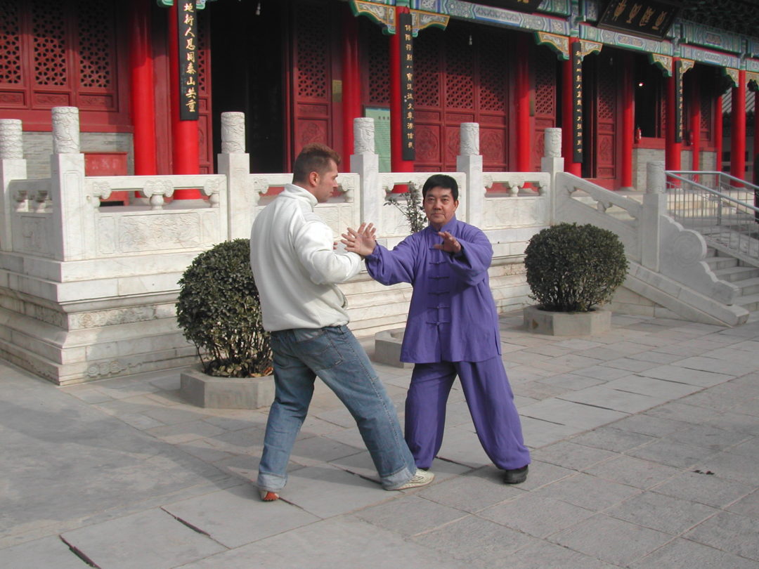 Tai Chi Traditionshalter mit westlichem Schüler Tai Chi Traditionslinie im Allgäu